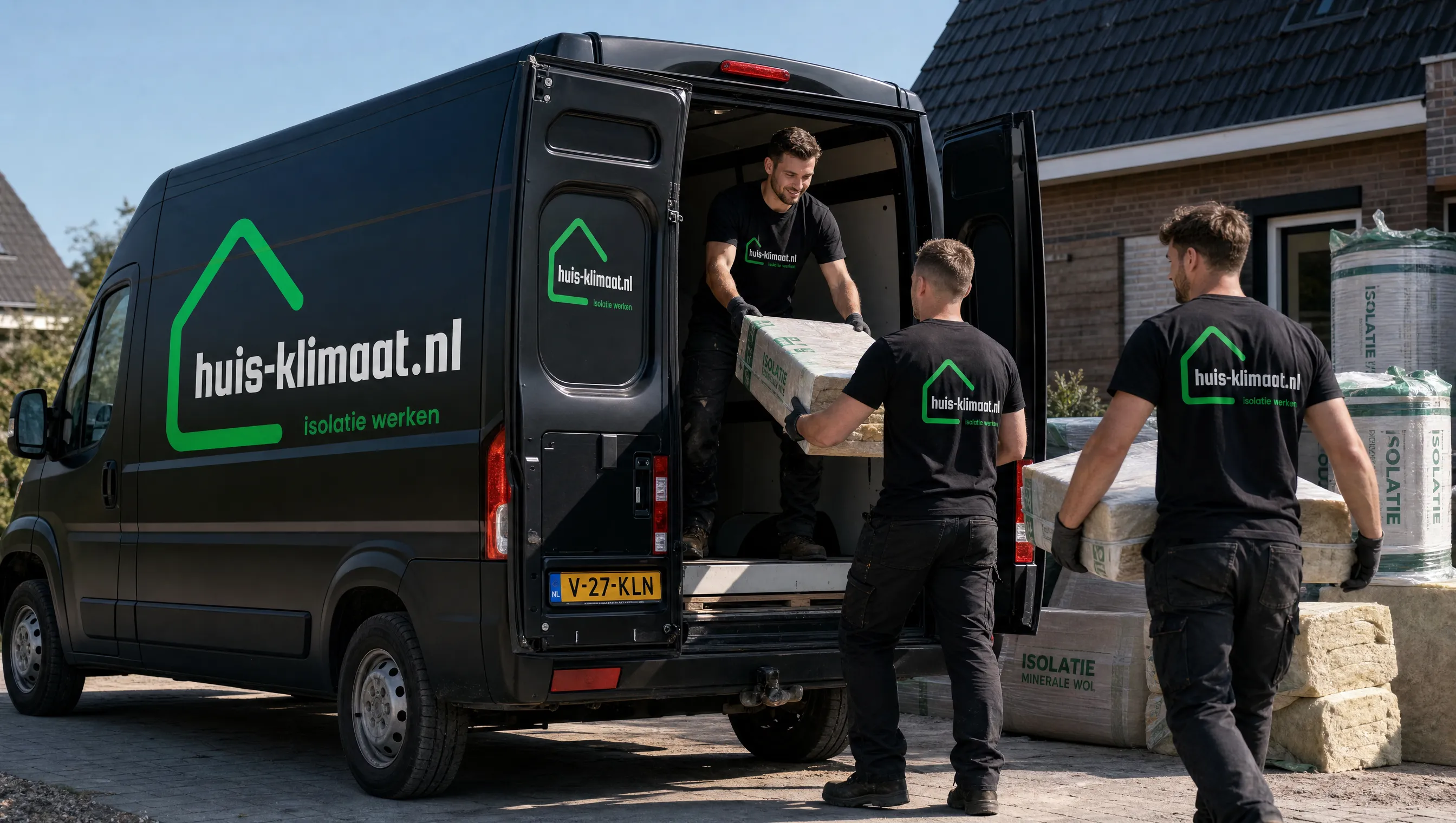 Het Huisklimaat-team laadt isolatiemateriaal uit de bedrijfswagen