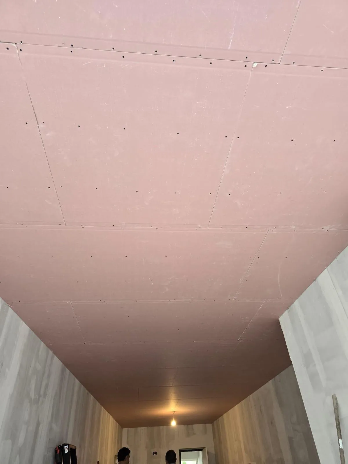 Afgewerkt, geïsoleerd plafond klaar voor oplevering